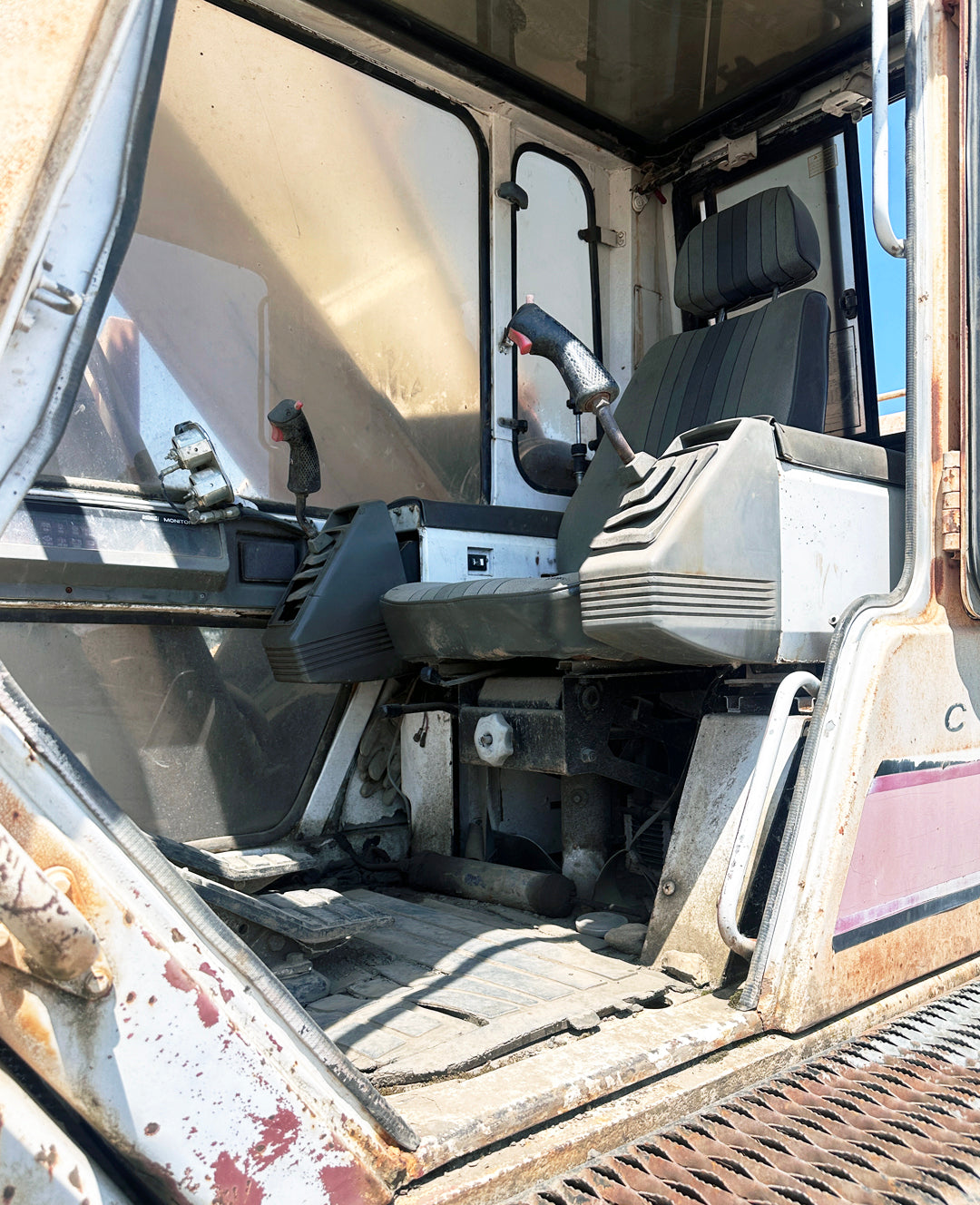 Link-Belt LS5800II Excavator w/ 2 Buckets