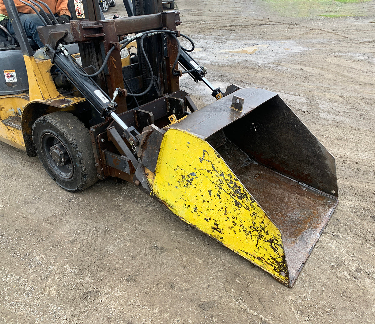 Bucket with Maxim Hydraulic Cylinders