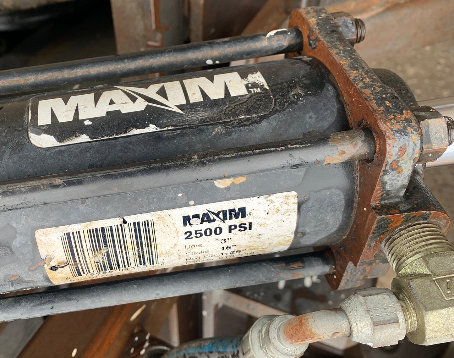 Bucket with Maxim Hydraulic Cylinders