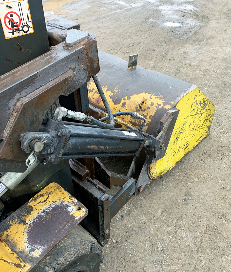 Bucket with Maxim Hydraulic Cylinders