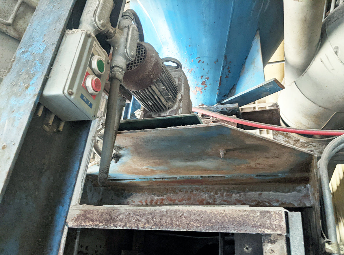 Hopper with Screw Feeder and Rotary Reclaimer / Trommel