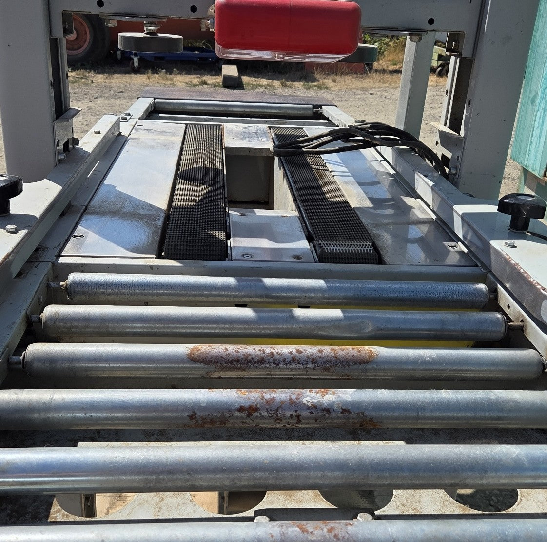 3M-Matic 200a adjustable case sealer Type 39600 top view of metal conveyor rollers and side drive belts