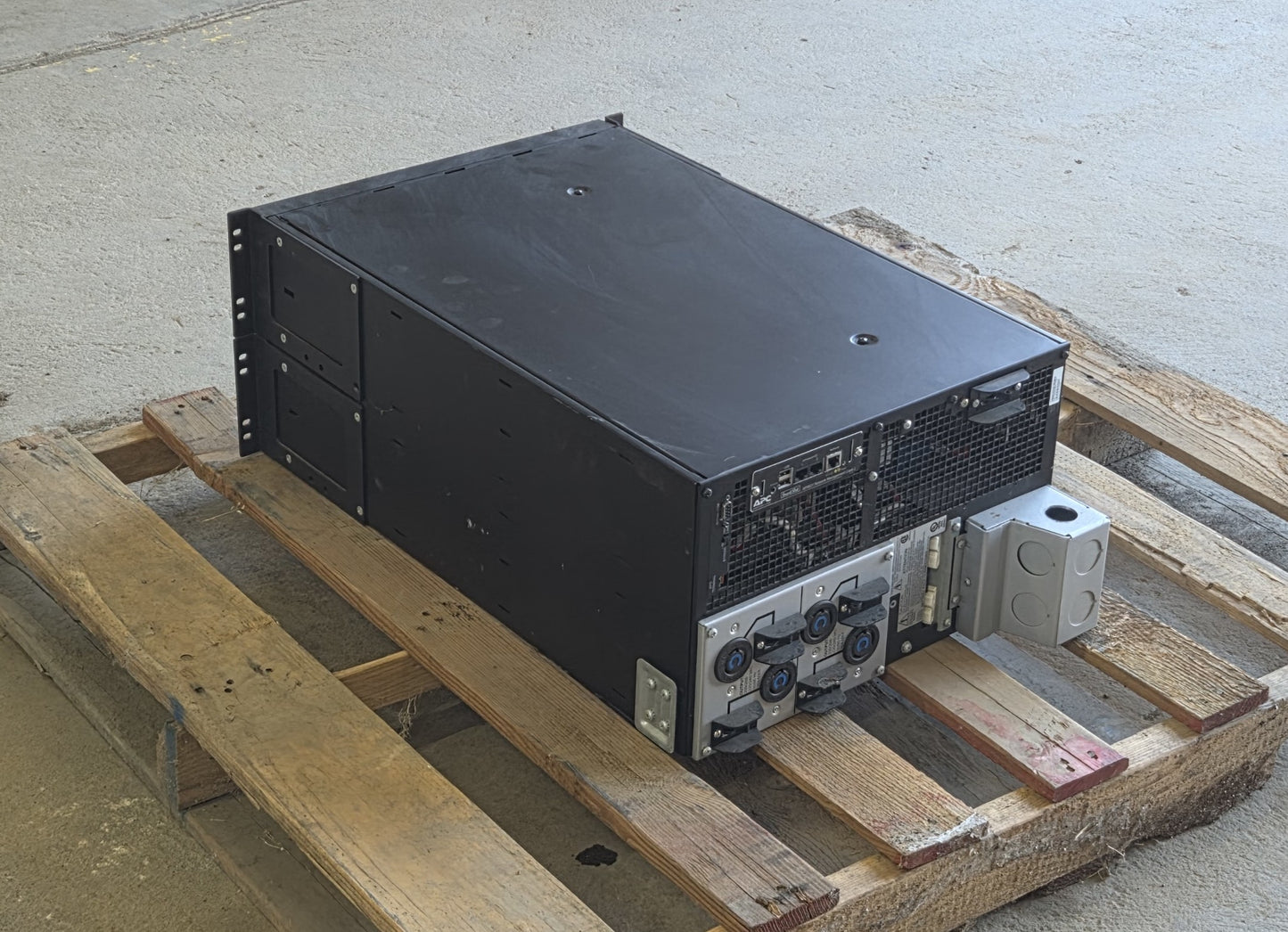 APC Smart-UPS 2U rackmount battery backup power supply
