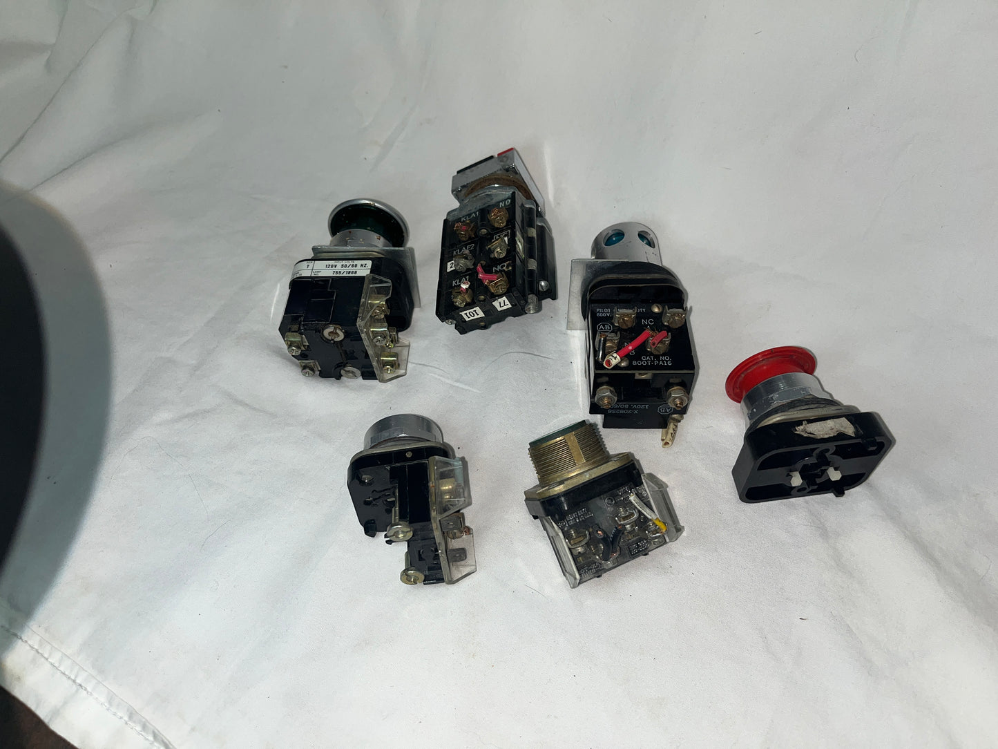 (5) Assorted Allen-Bradley & Cutler-Hammer Pilot Lights / Buttons