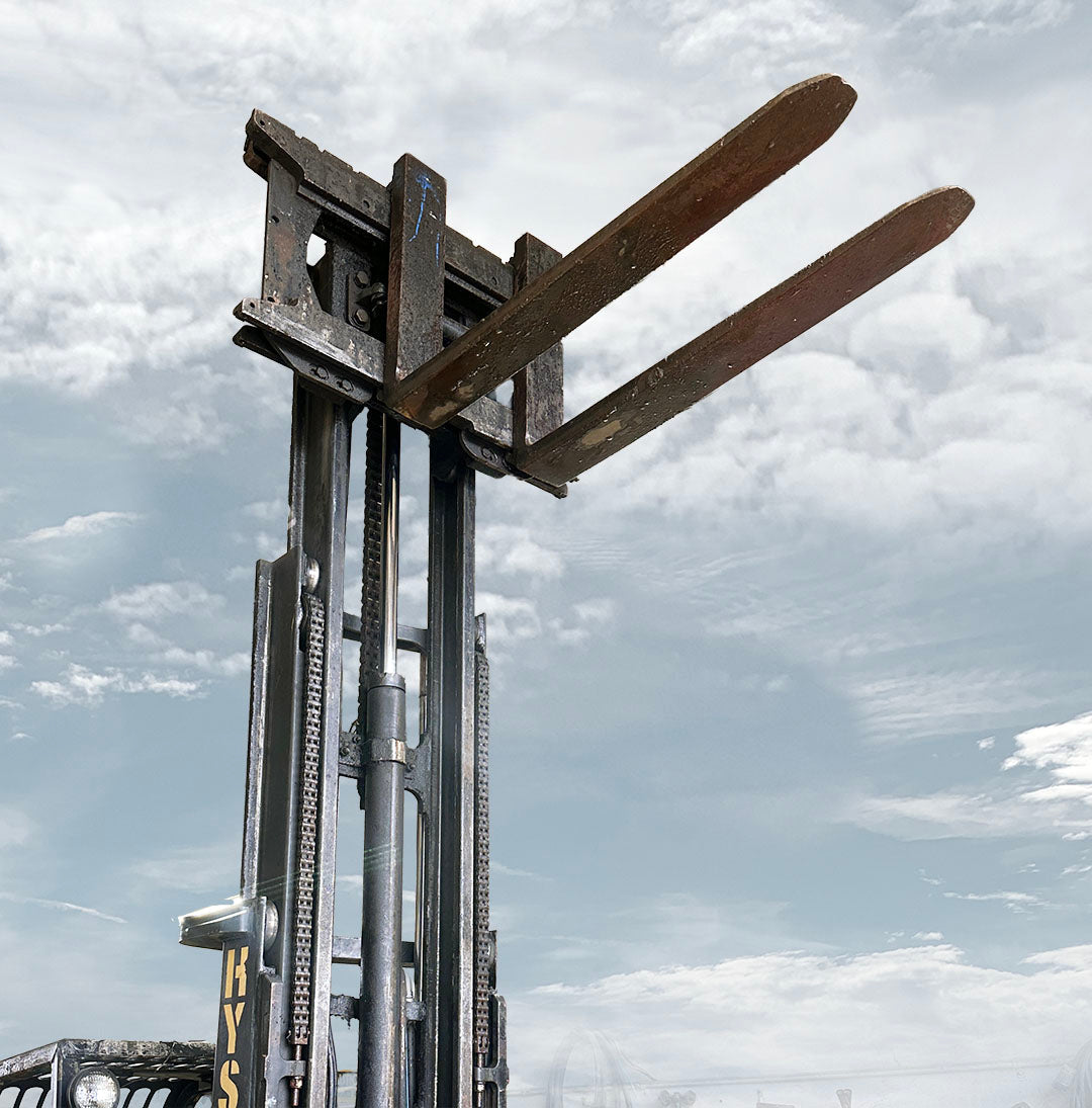 Hyster 3-Stage Mast with Forks