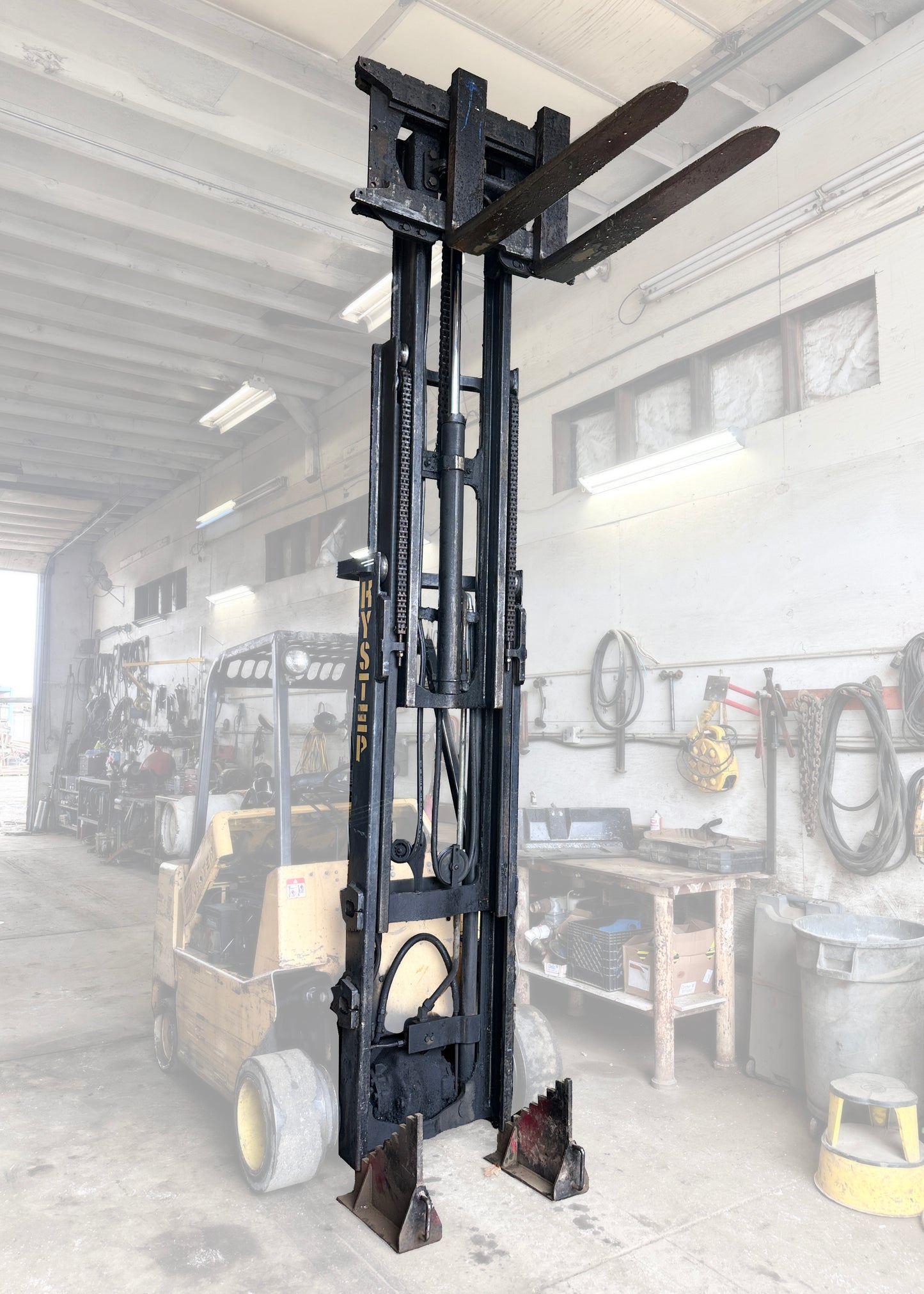 Hyster 3-Stage Mast with Forks