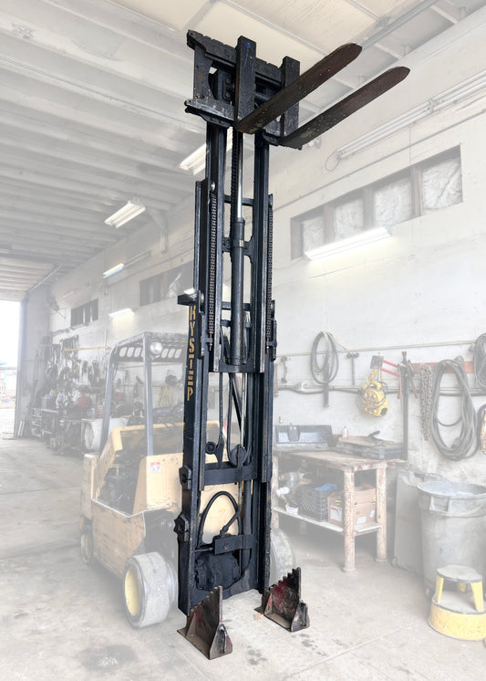 Hyster 3-Stage Mast with Forks
