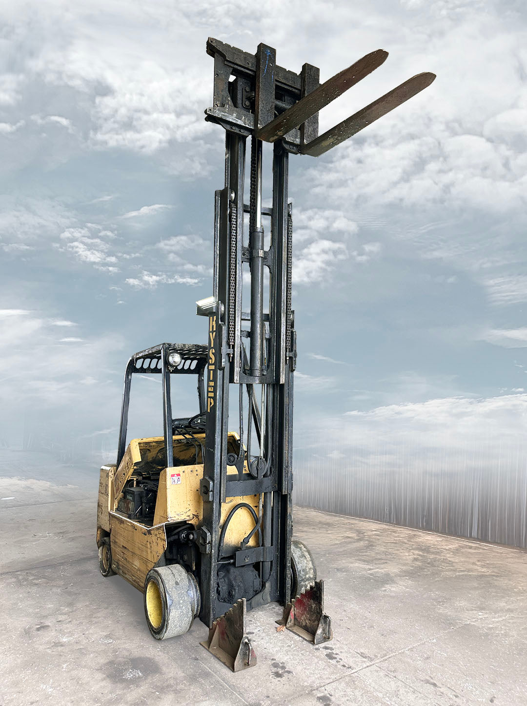 Hyster 3-Stage Mast with Forks