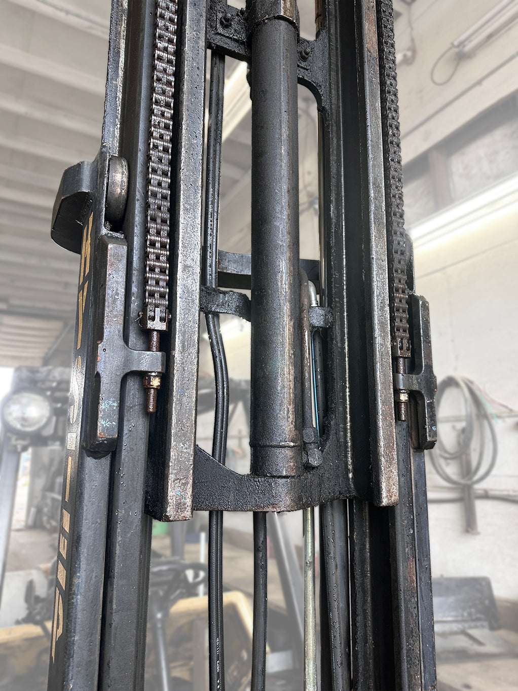 Hyster 3-Stage Mast with Forks