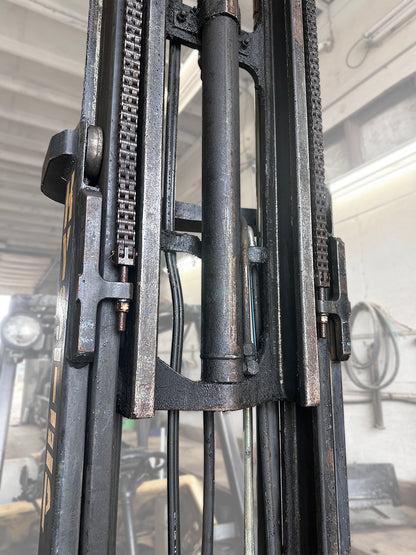 Hyster 3-Stage Mast with Forks