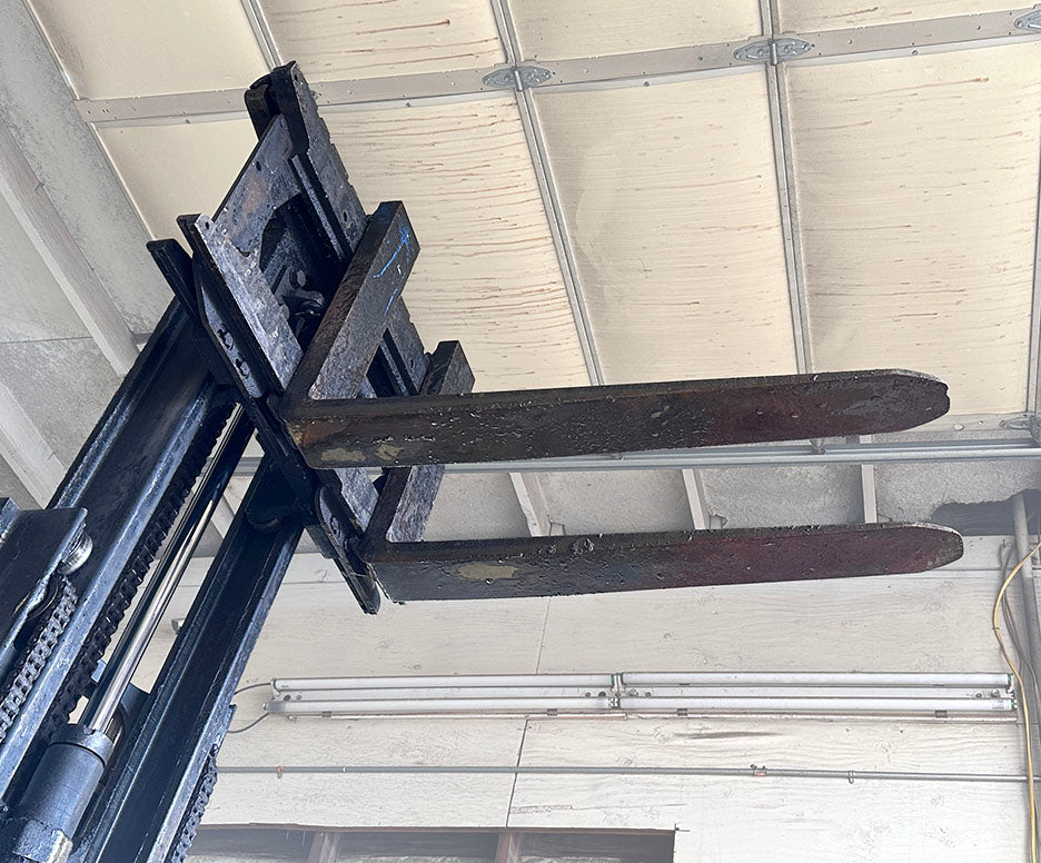 Hyster 3-Stage Mast with Forks