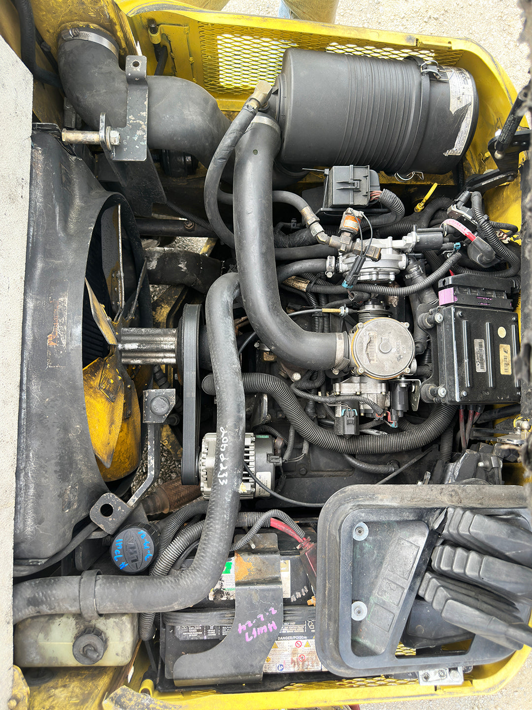 Hyster S80XM-BCS 8000 lb LP gas cushion tire forklift internal combustion engine compartment overhead view.
