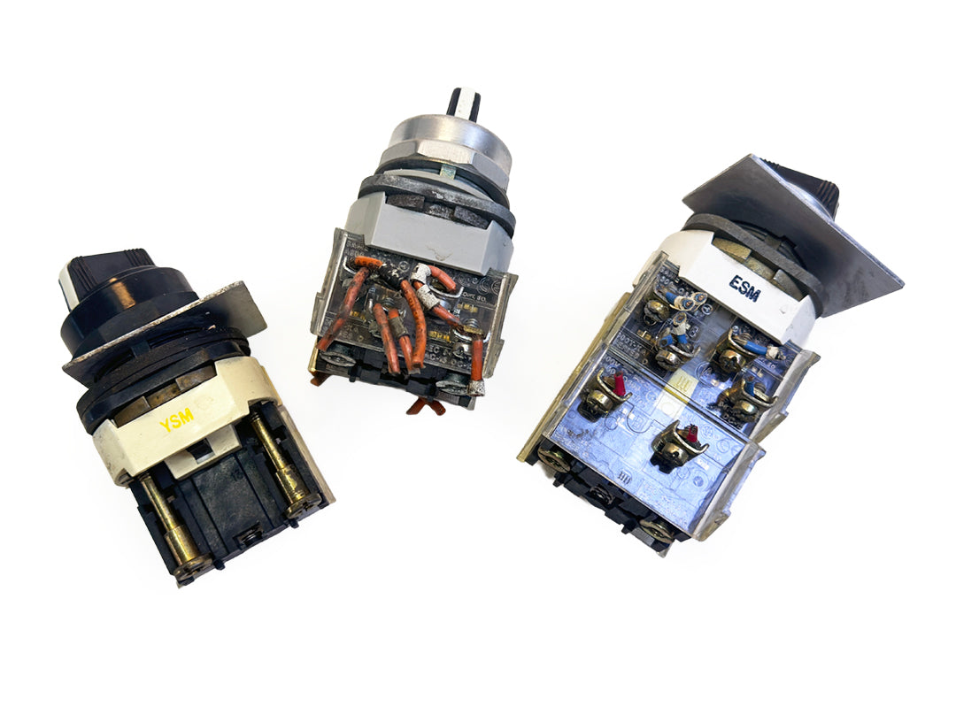 Allen-Bradley 800T and 800H series industrial selector switches 800H-HR5 800T-J2 800T-N2KF4 600V AC contact blocks top angle view