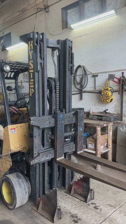 Hyster 3-Stage Mast with Forks