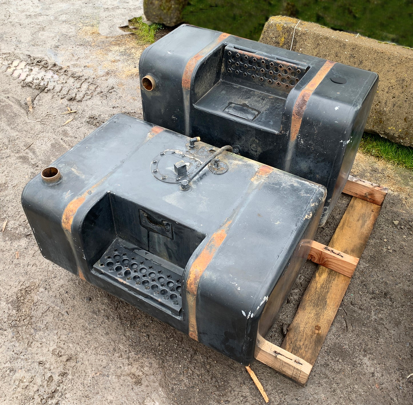 2x (Left & Right) Briskin Mfg. Co. 50-Gallon Step Fuel Tanks